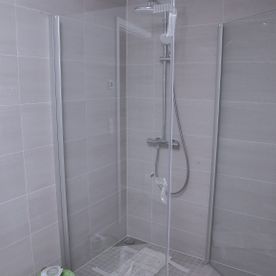 Renovert baderom med en dusj